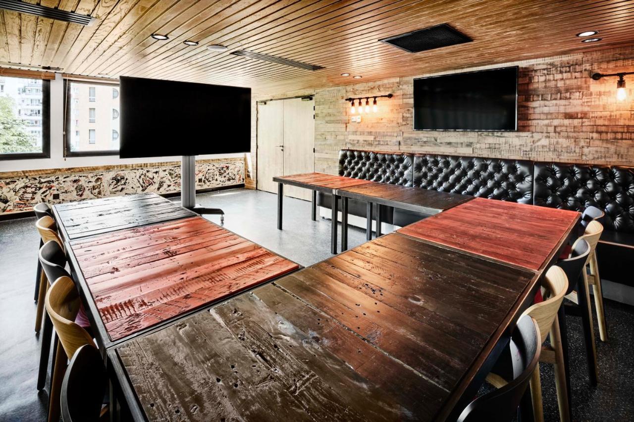 Generator Paris Hostel Exterior photo The meeting room at the 2017 conference