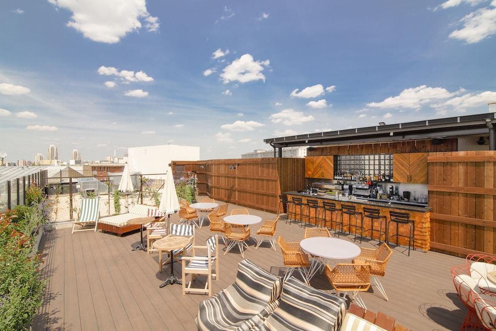 Generator Paris Hostel Exterior photo Rooftop bar