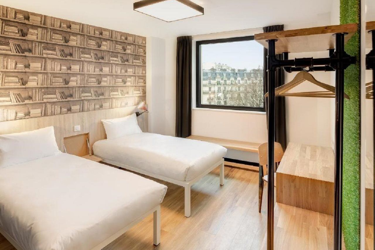 Generator Paris Hostel Exterior photo A room at the hotel